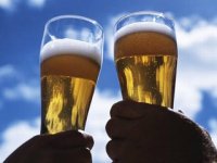 dois copos cerveja