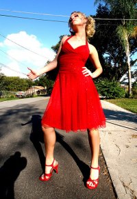 pedindo carona loira de vestido vermelho pede carona